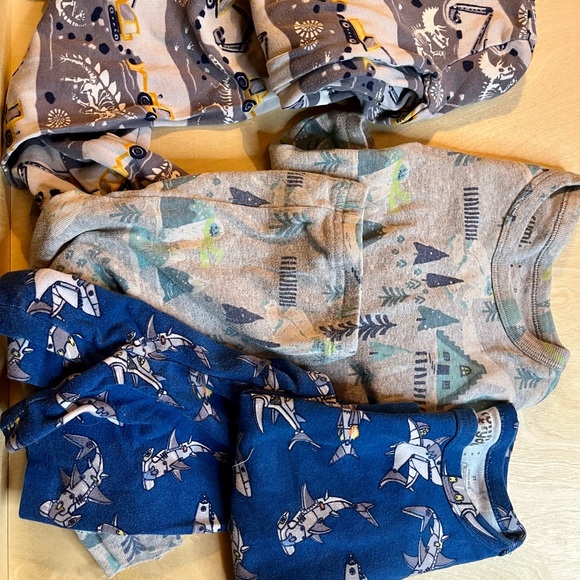 2T pajamas - Picture 2 of 7